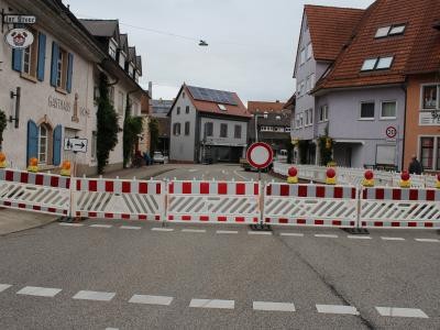 Absperrung in der Teninger Ortsdurchfahrt Absperrung in der Teninger Ortsdurchfahrt
